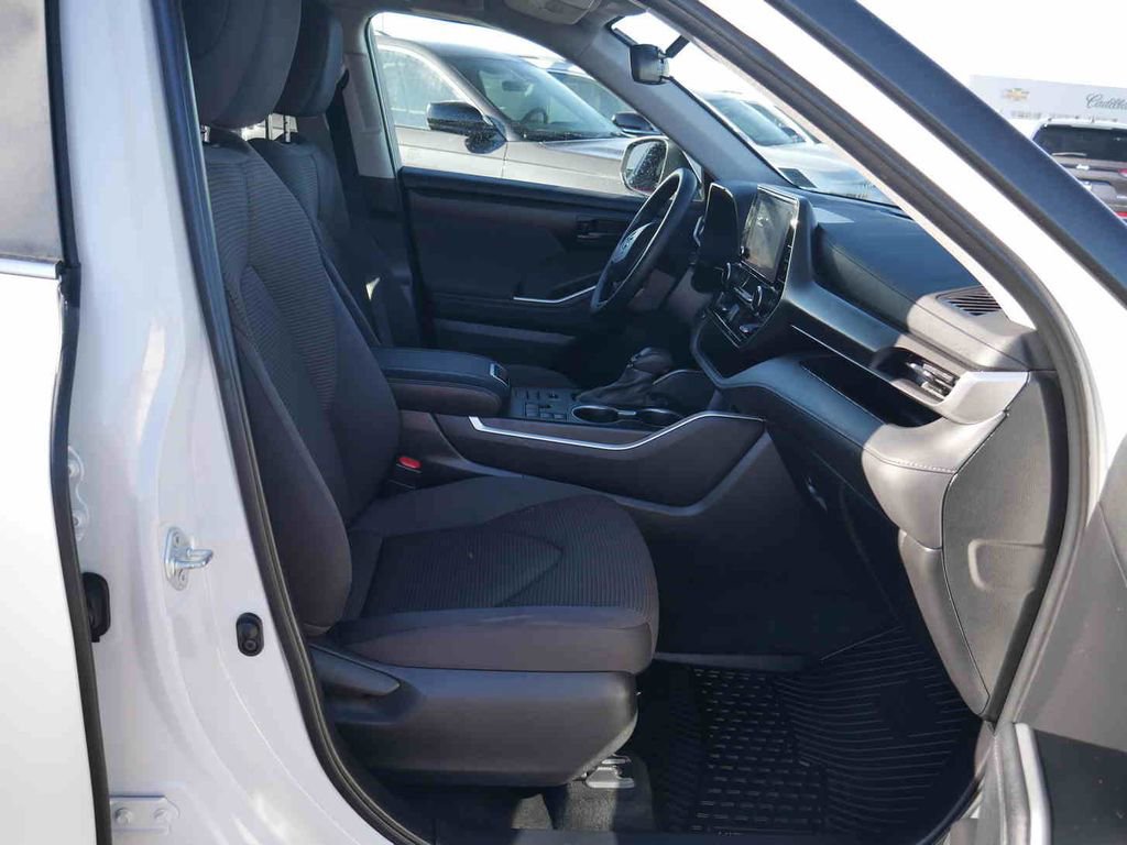 Used 2024 Toyota Highlander LE image 22