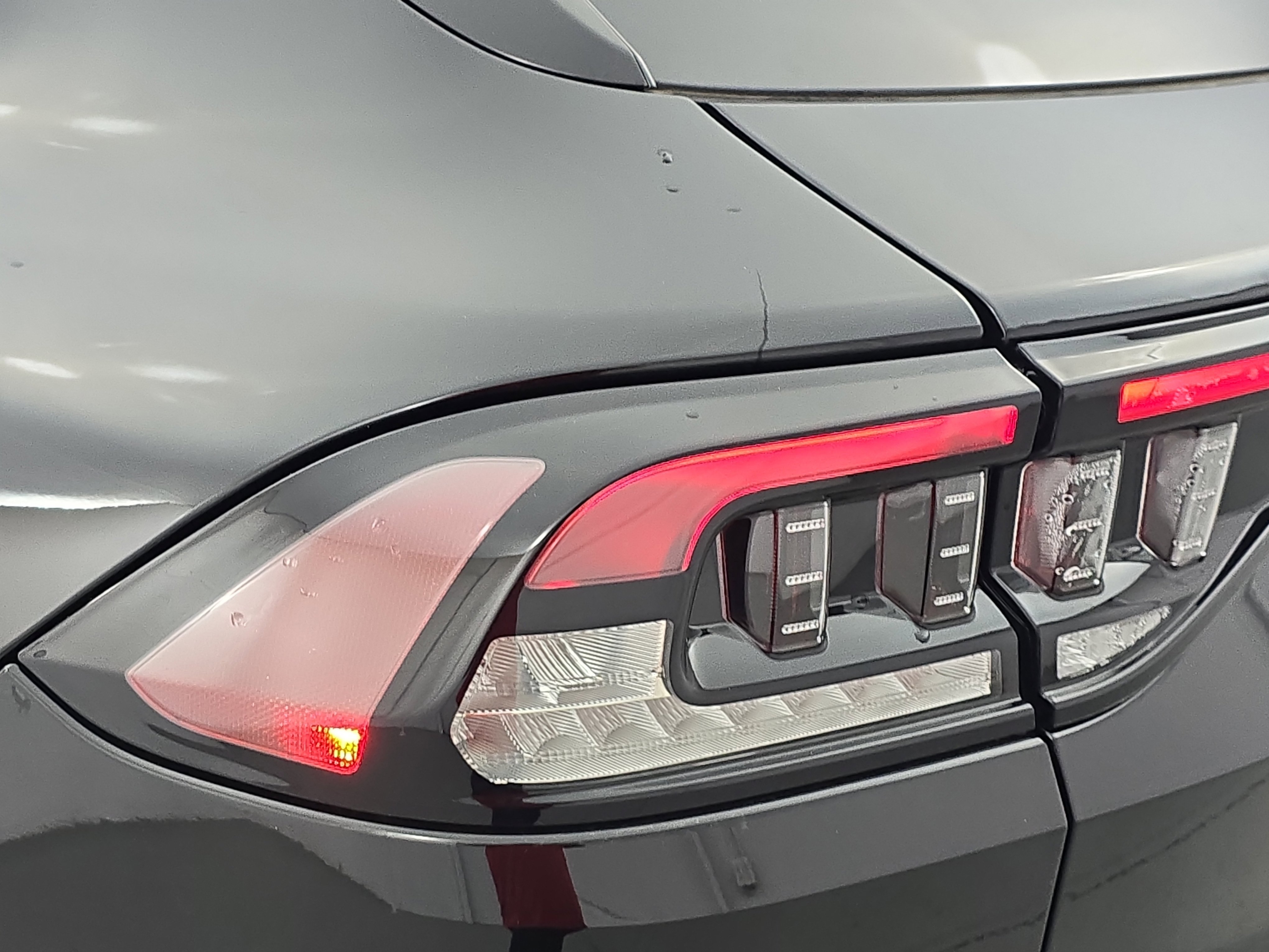 New 2025 VinFast VF 8 Eco image 29