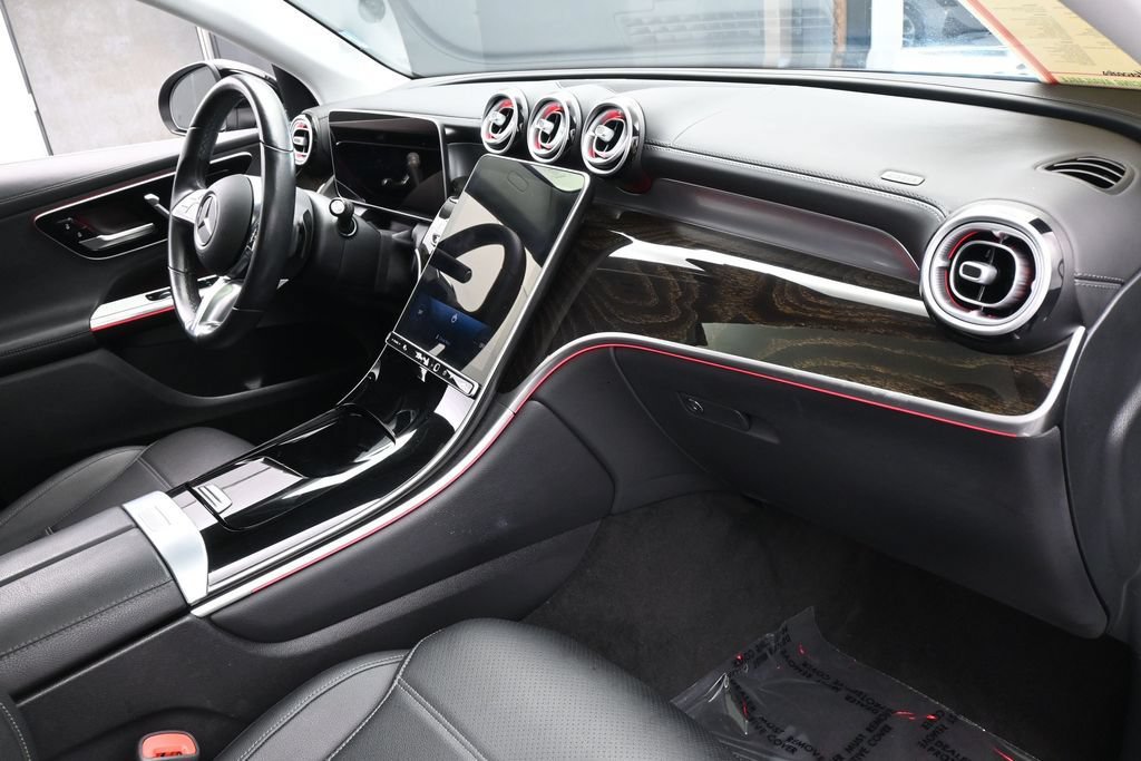 Used 2025 Mercedes-Benz GLC 300 4MATIC image 46