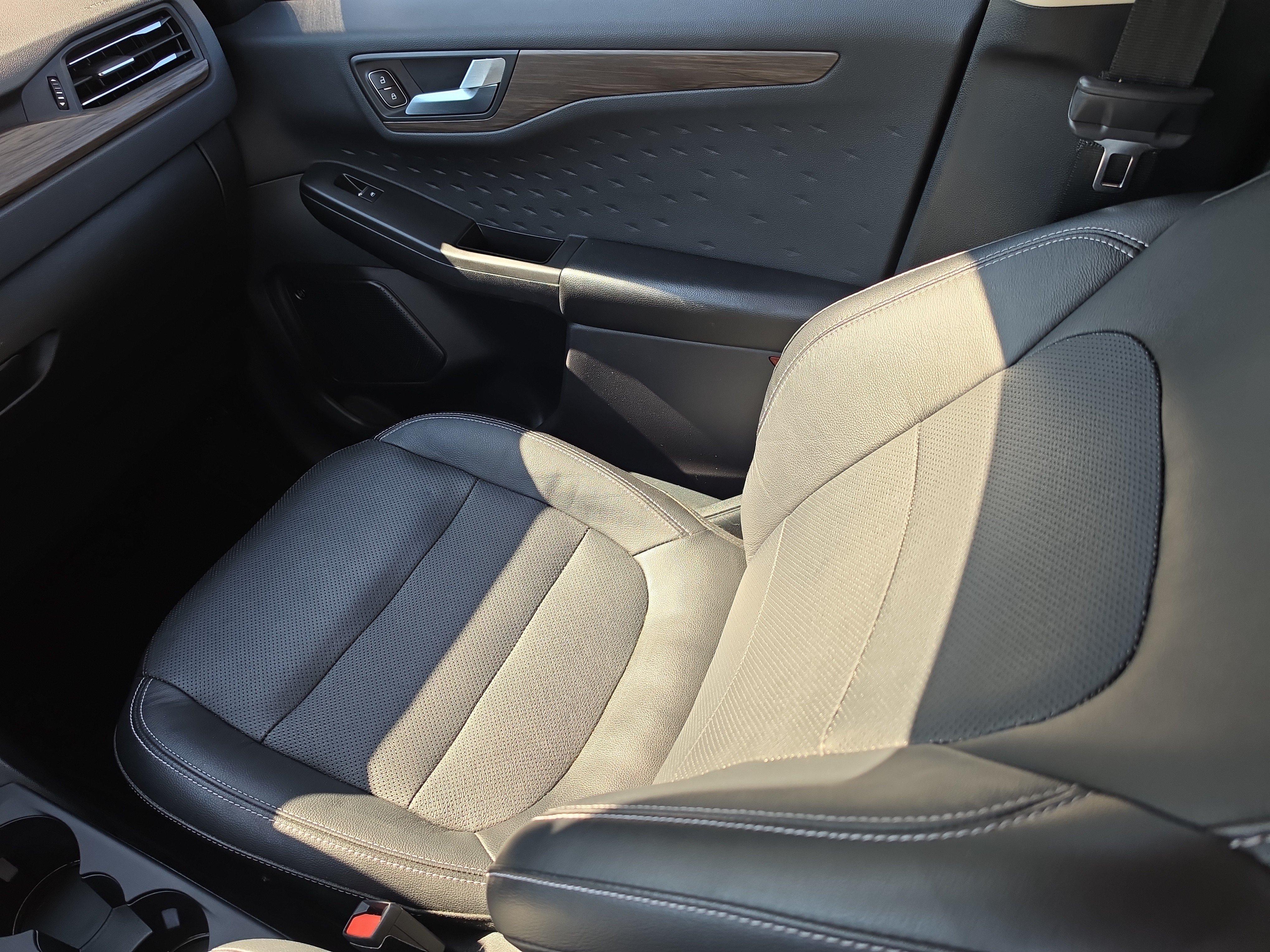 Used 2020 Ford Escape Titanium FWD image 16