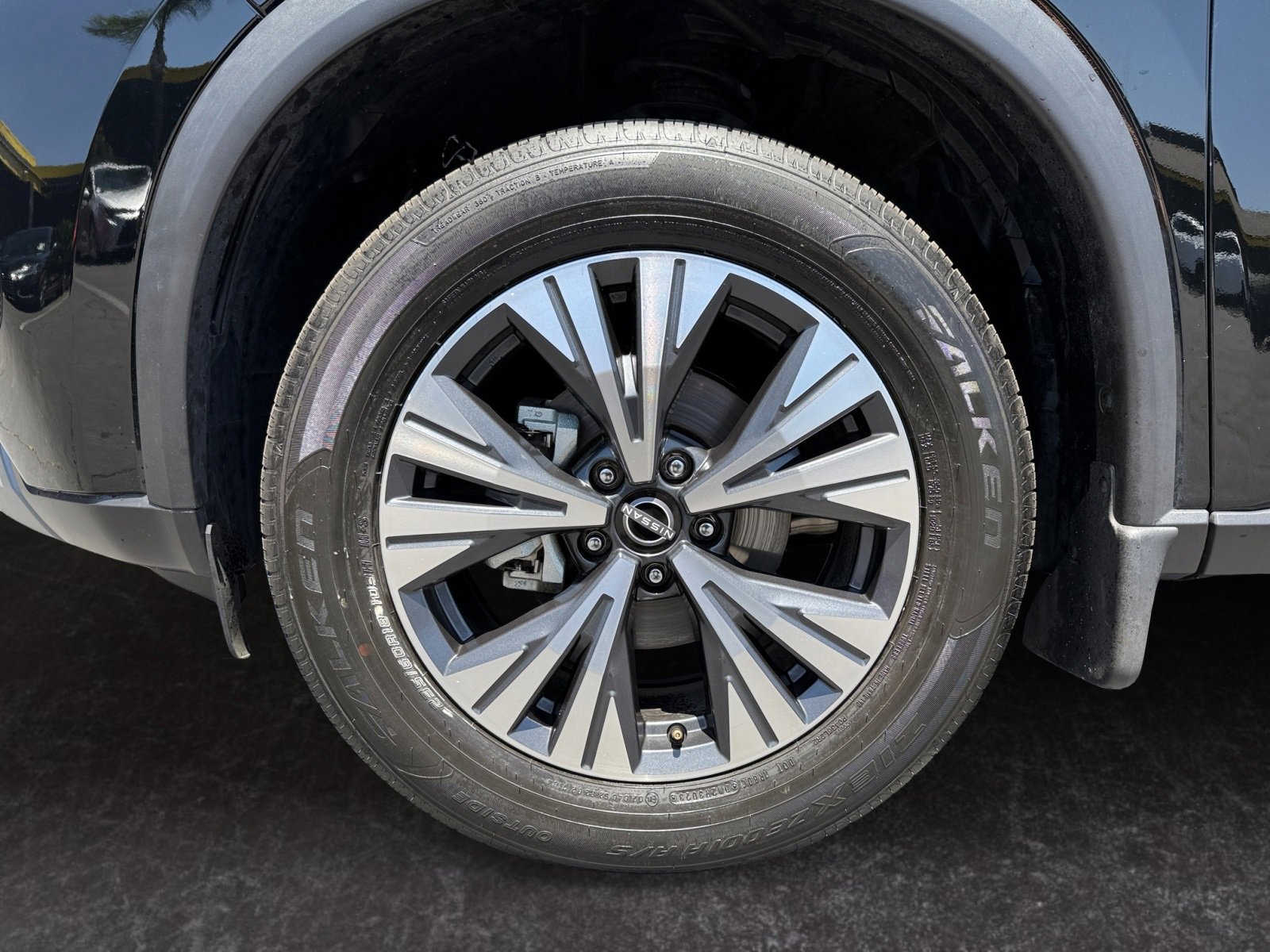 Used 2023 Nissan Rogue SV w/ SV Premium B Package image 14