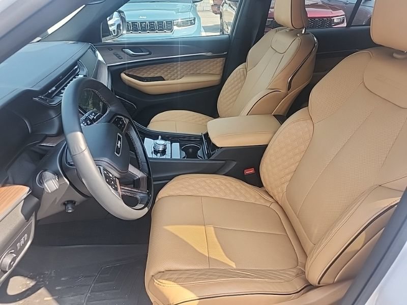 Used 2025 Jeep Grand Cherokee Summit AWD/4WD image 10
