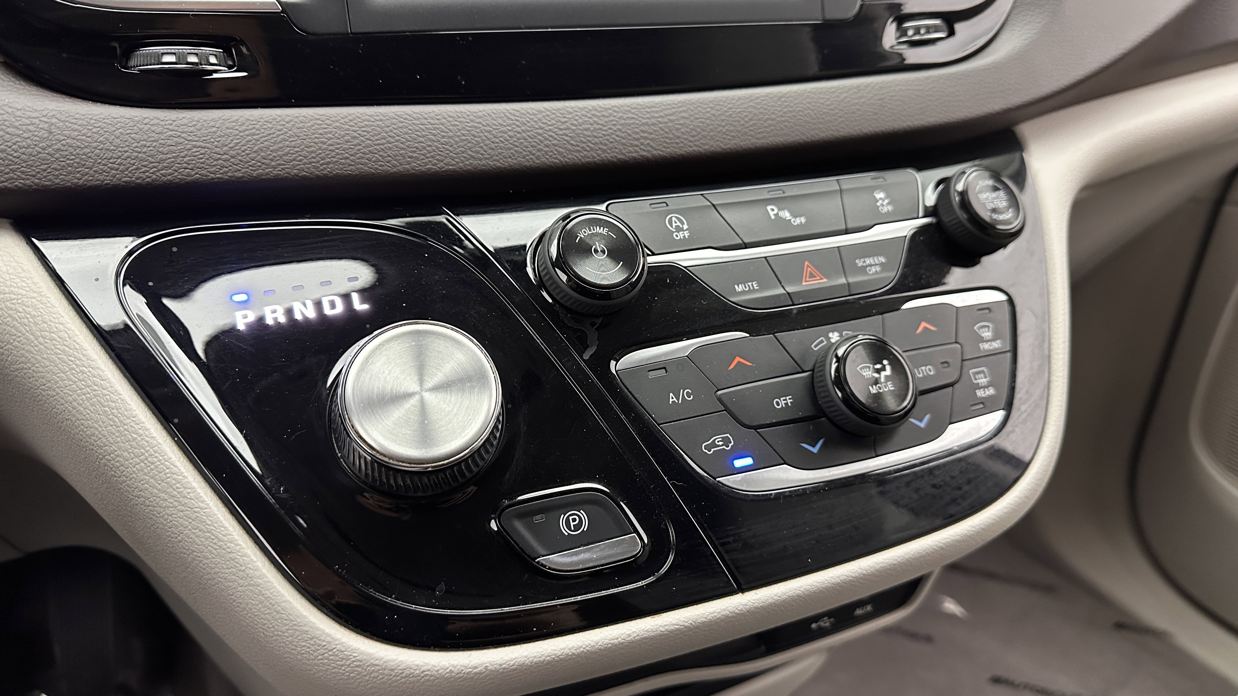 Used 2018 Chrysler Pacifica Touring-L image 16