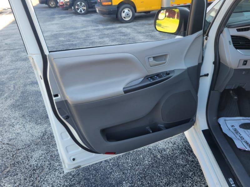 Used 2020 Toyota Sienna L FWD image 25