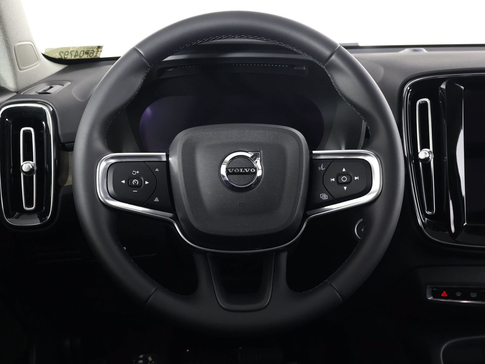 Used 2023 Volvo XC40 B5 Plus w/ Protection Package Premier AWD/4WD image 8