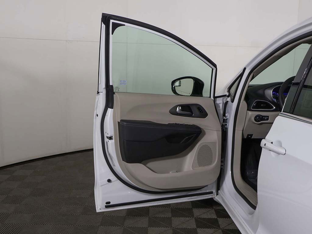 Used 2024 Chrysler Pacifica Touring-L image 18