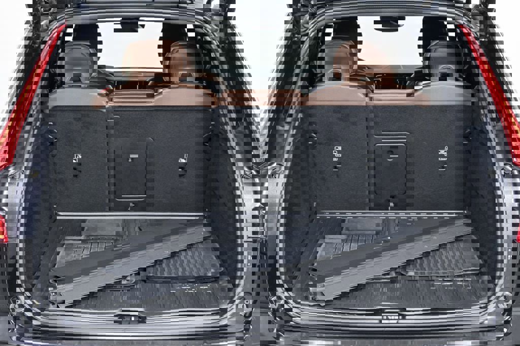 Certified 2023 Volvo XC60 B5 Plus w/ Climate Package image 31