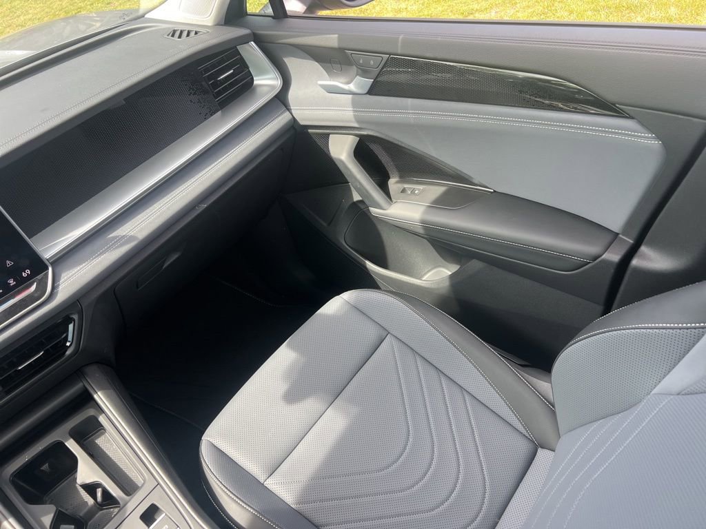 Used 2025 Volkswagen Tiguan SE AWD/4WD image 26