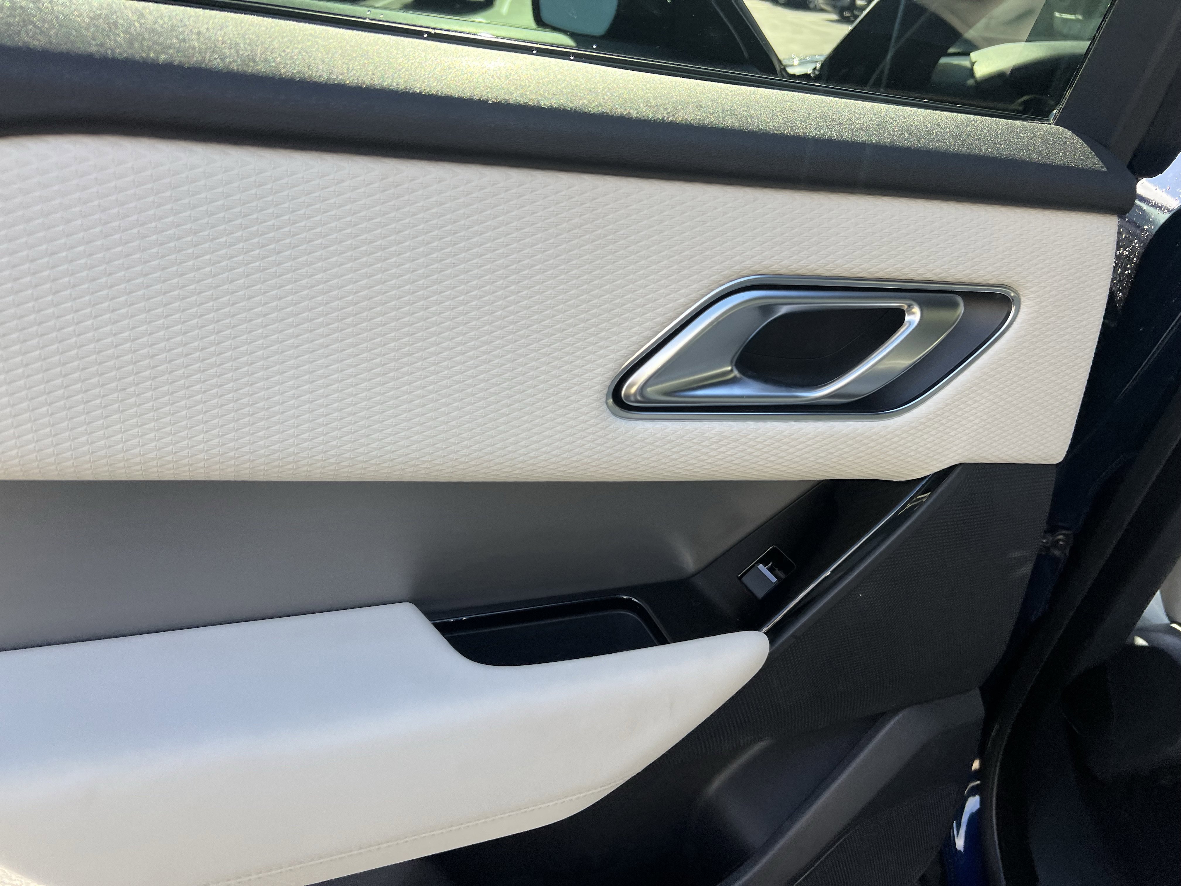 Certified 2022 Land Rover Range Rover Velar R-Dynamic S image 31