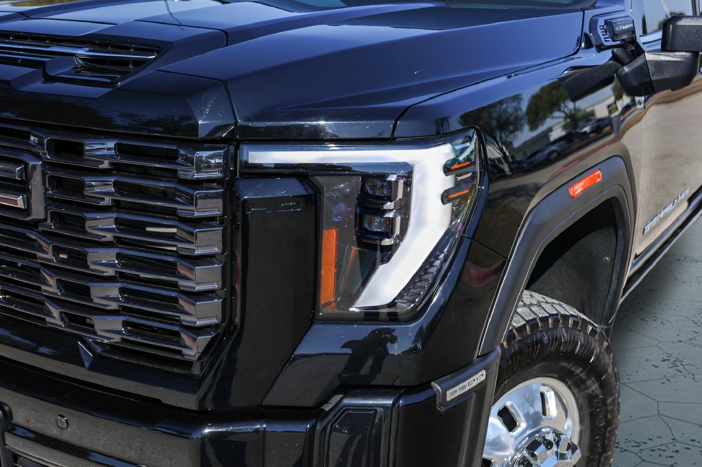 Used 2025 GMC Sierra 3500 Denali Ultimate AWD/4WD image 2