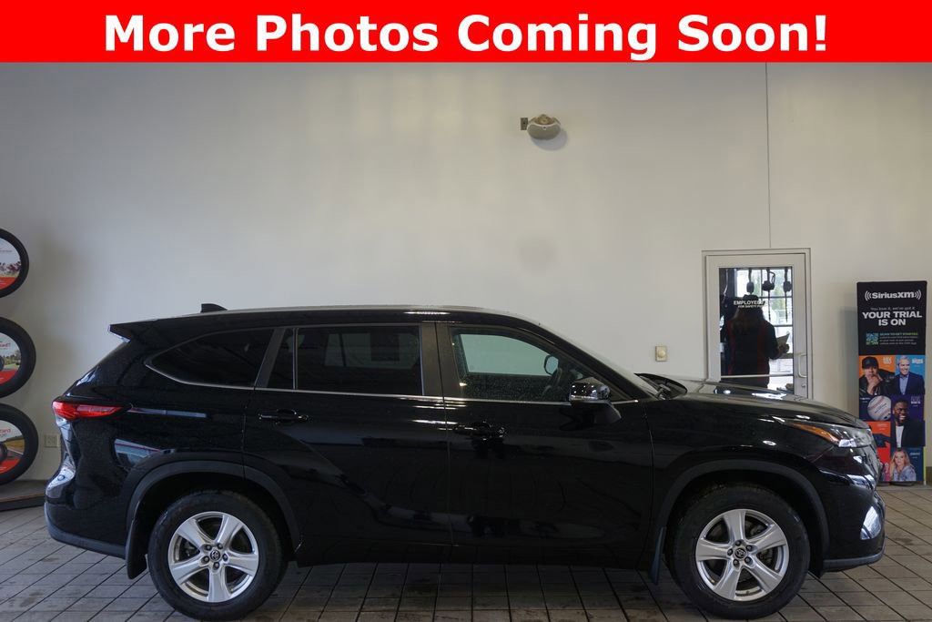 Used 2023 Toyota Highlander LE image 2