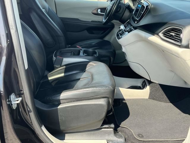 Used 2018 Chrysler Pacifica Touring-L FWD image 23