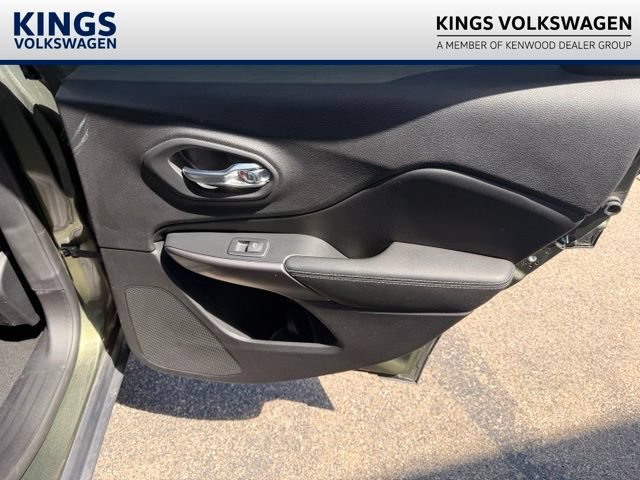 Used 2019 Jeep Cherokee Limited w/ Luxury Group AWD/4WD image 8