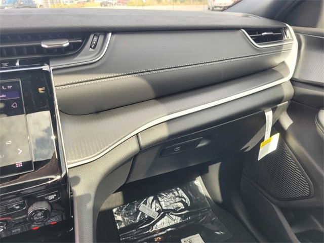 New 2025 Jeep Grand Cherokee Altitude image 28