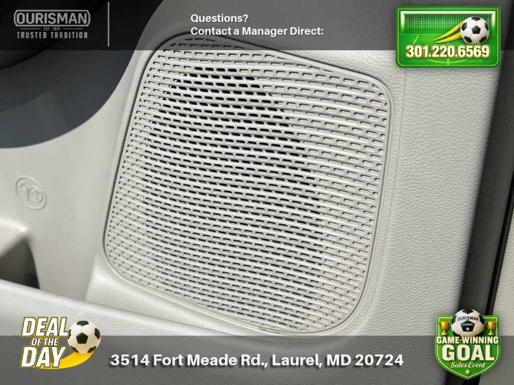 Used 2024 Chrysler Pacifica Touring-L FWD image 30