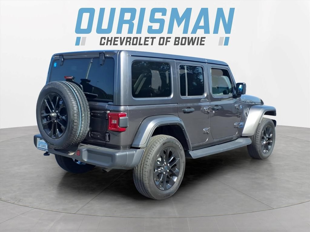 Used 2025 Jeep Wrangler Unlimited Sahara AWD/4WD image 3