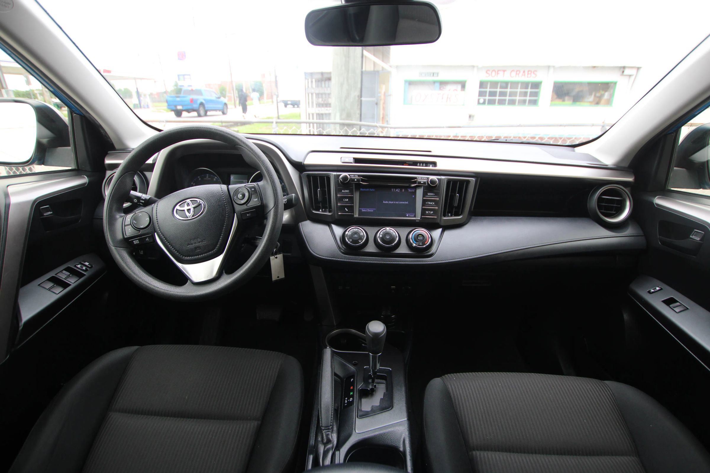 Used 2018 Toyota RAV4 LE FWD image 13