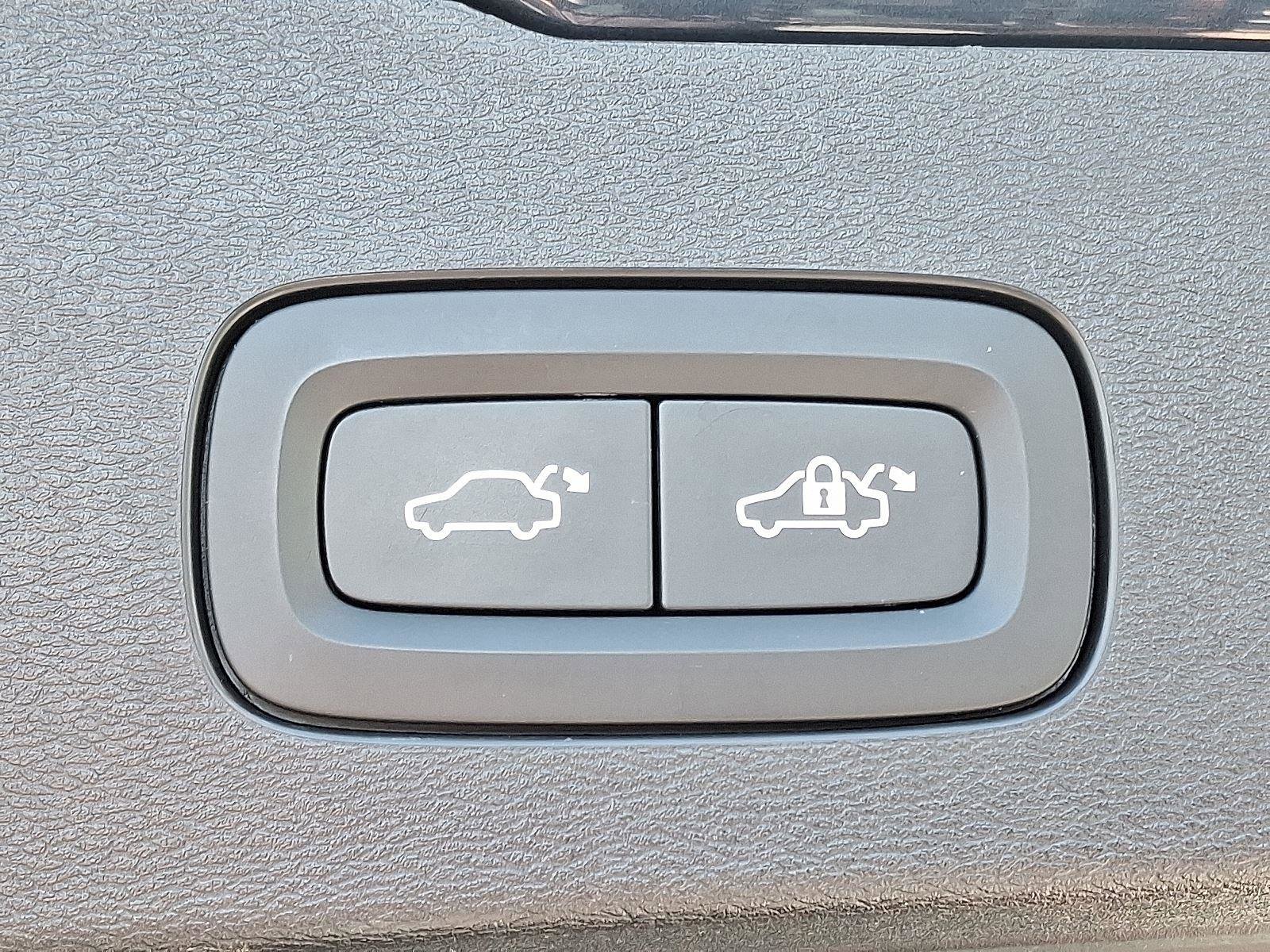 Certified 2023 Volvo V60 B5 Cross Country Plus image 29