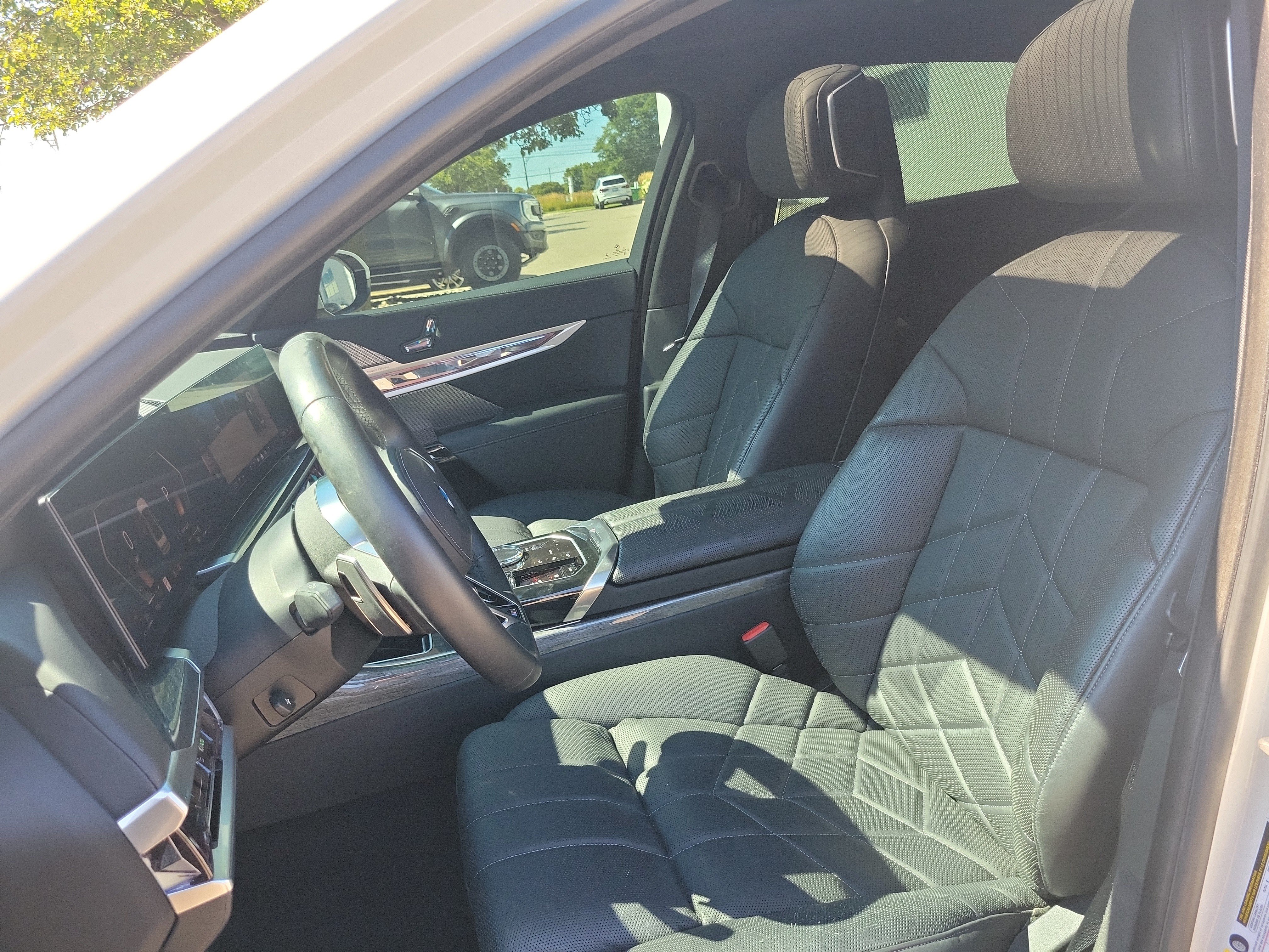 Used 2023 BMW 760i xDrive AWD/4WD image 5