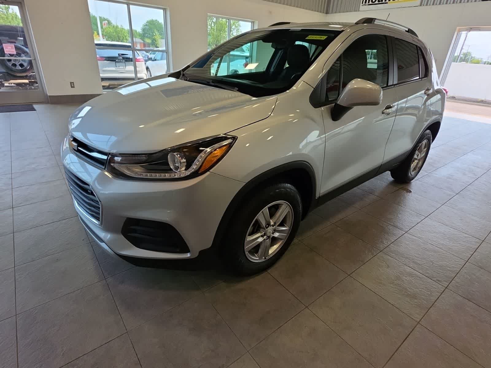 Used 2022 Chevrolet Trax LT w/ LT Convenience Package AWD/4WD image 1