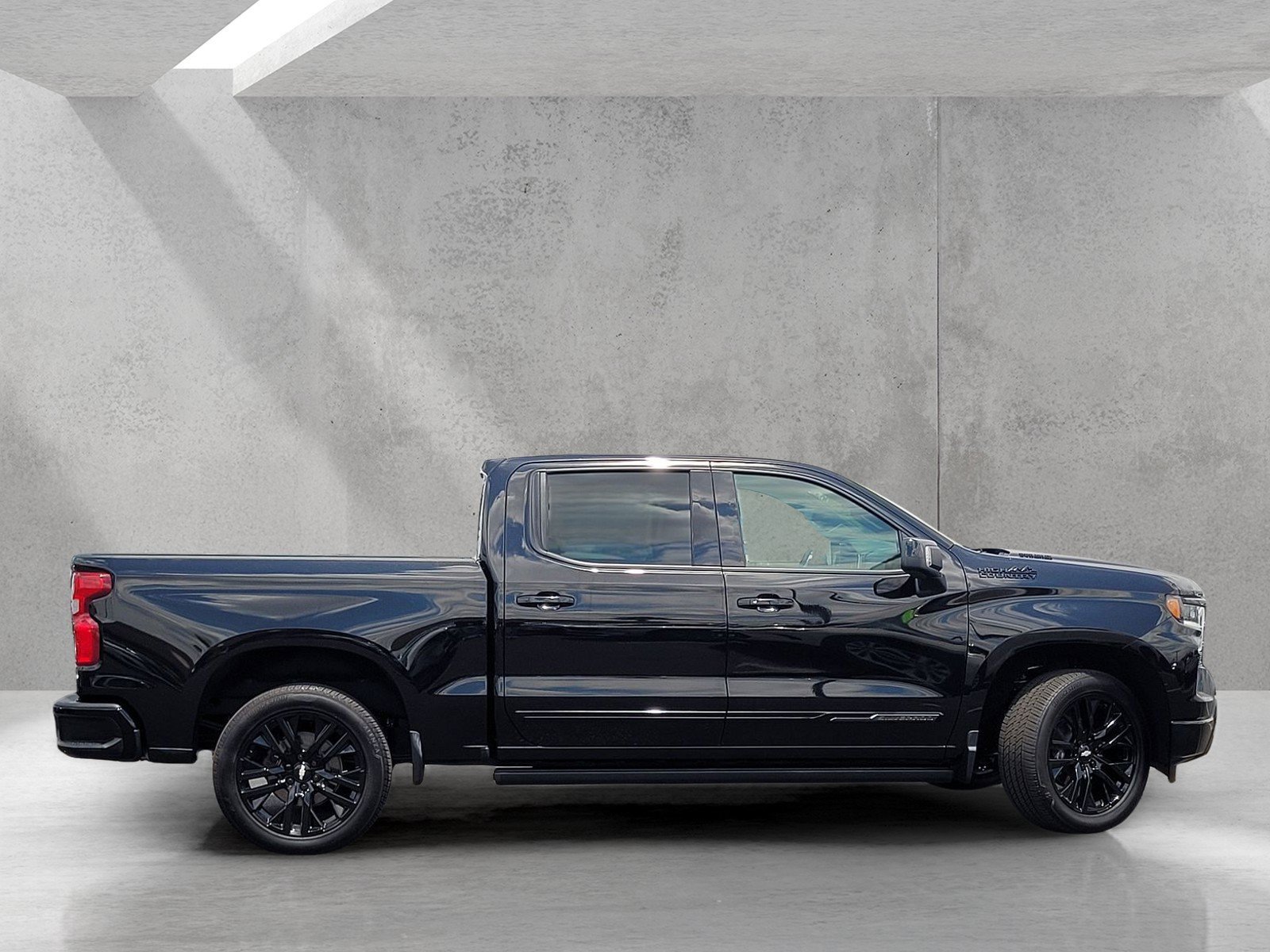 Used 2025 Chevrolet Silverado 1500 High Country w/ Midnight Edition AWD/4WD image 4