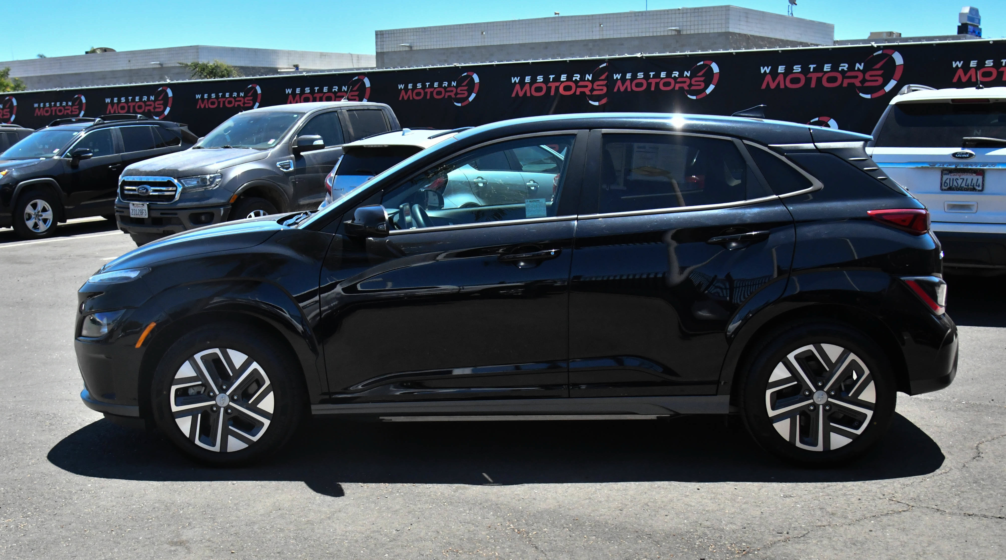 Used 2023 Hyundai Kona SE w/ Cargo Package FWD image 4