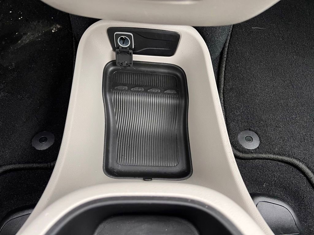 Used 2024 Chrysler Pacifica Touring-L image 32