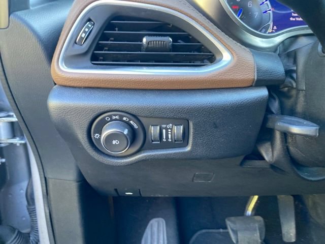 Used 2017 Chrysler Pacifica Limited FWD image 16