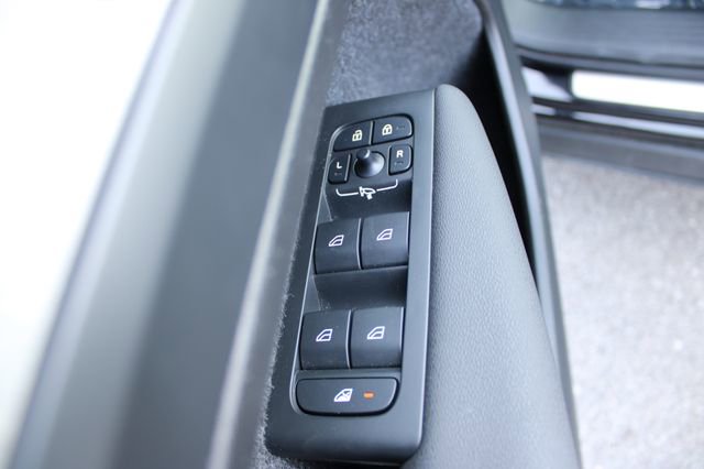 Used 2025 Volvo XC40 B5 Core image 11