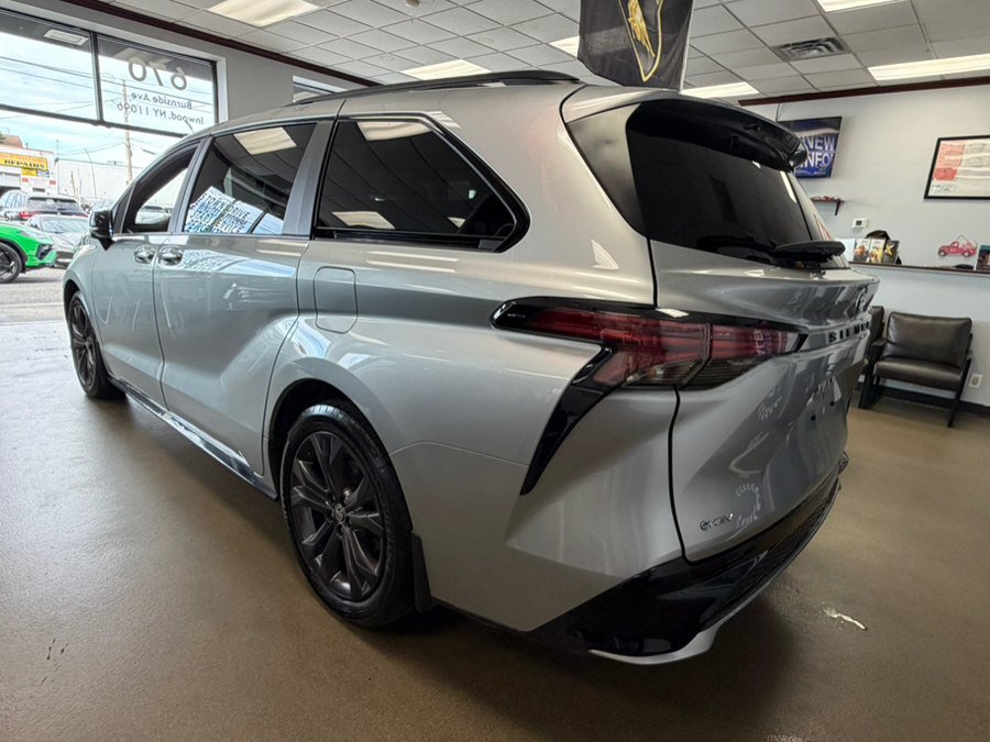 Used 2025 Toyota Sienna XSE FWD image 17