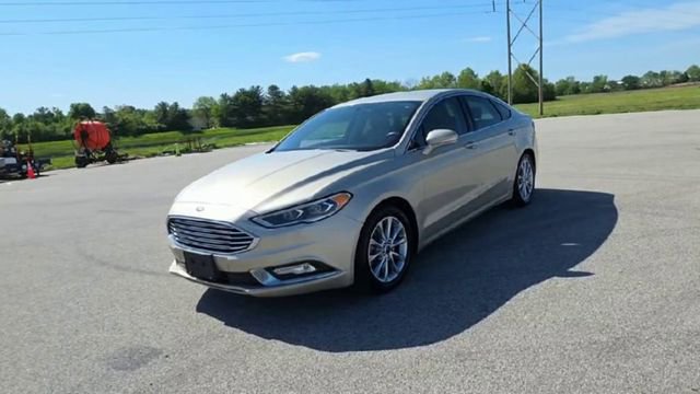 Used 2017 Ford Fusion SE w/ Fusion SE Technology Package FWD image 3