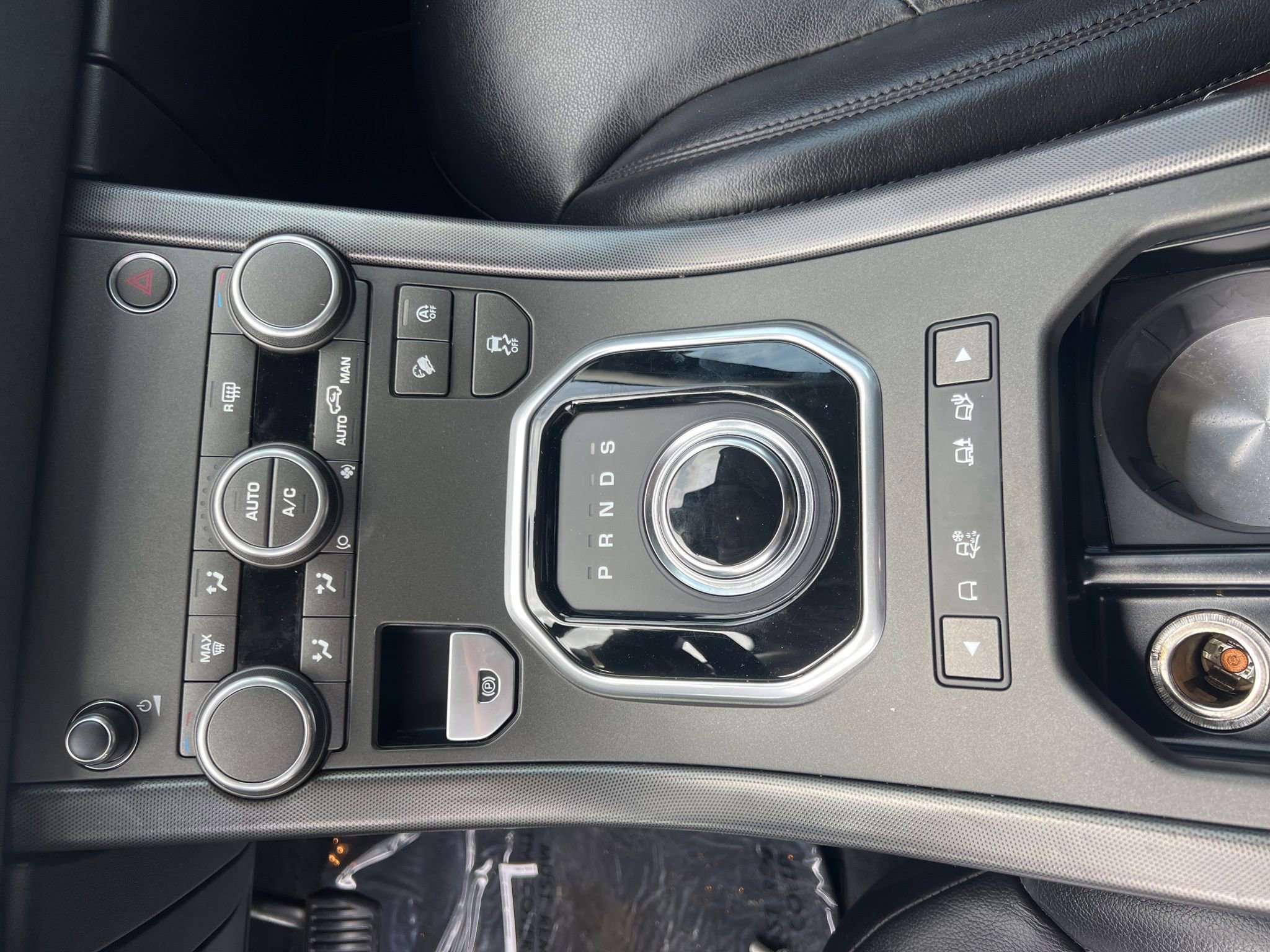 Used 2019 Land Rover Range Rover Evoque SE image 18