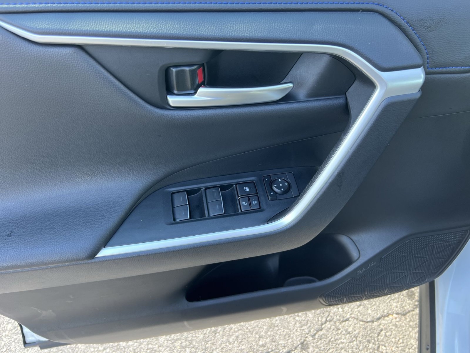 Used 2023 Toyota RAV4 XSE AWD/4WD image 15