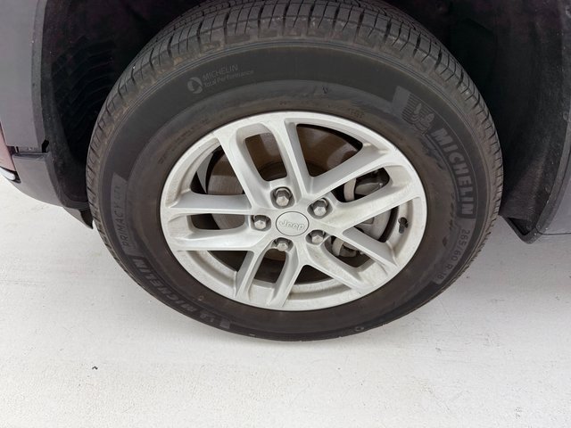 Used 2023 Jeep Grand Cherokee L Laredo image 7