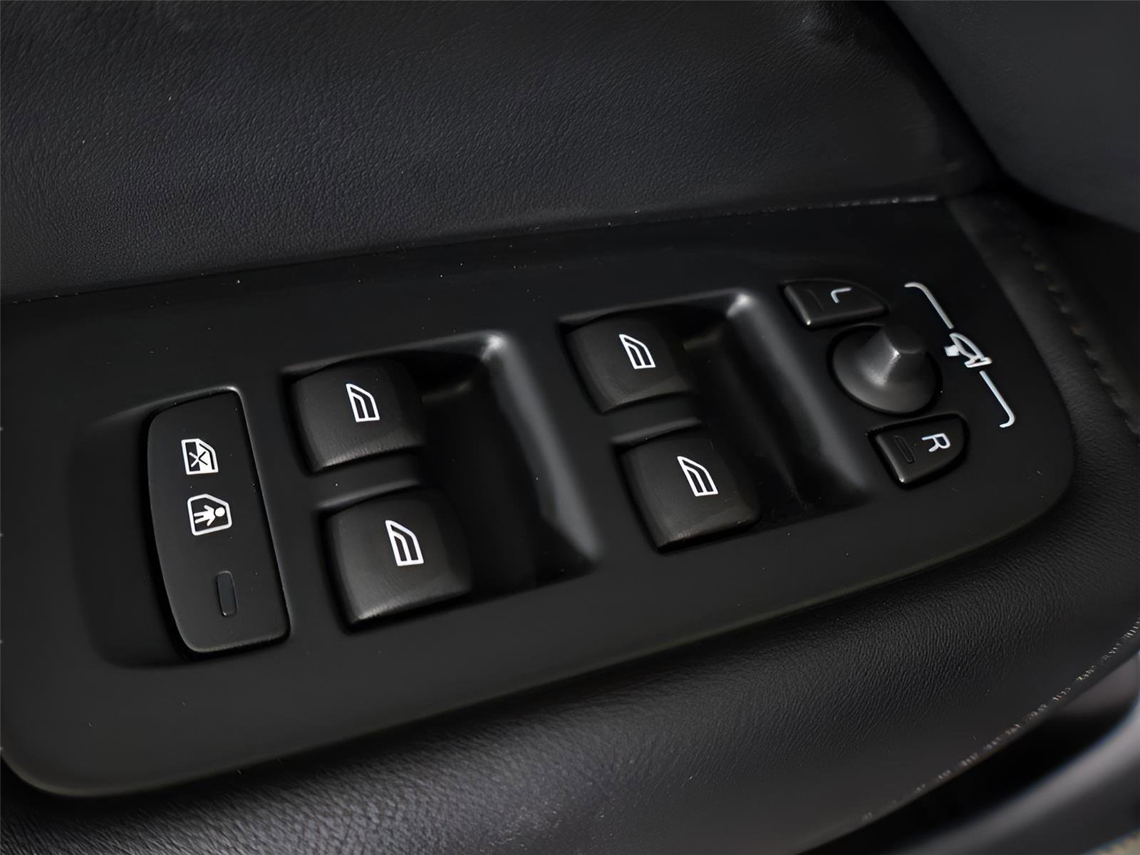 Used 2024 Volvo XC60 B5 Plus image 41