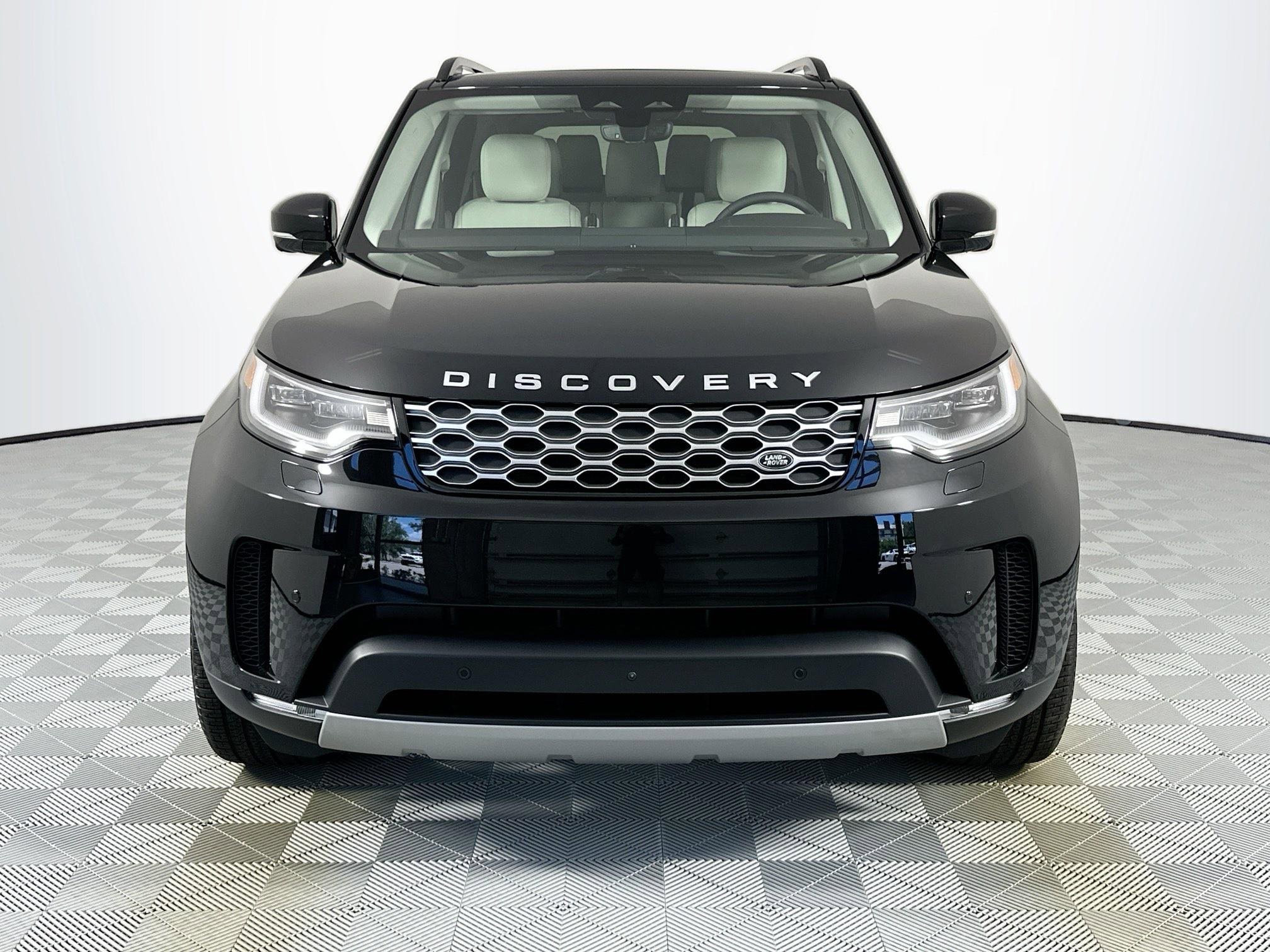 Used 2025 Land Rover Discovery S image 2