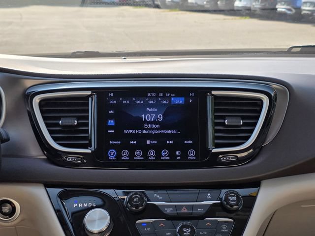 Used 2017 Chrysler Pacifica Touring-L w/ Tire & Wheel Group FWD image 22