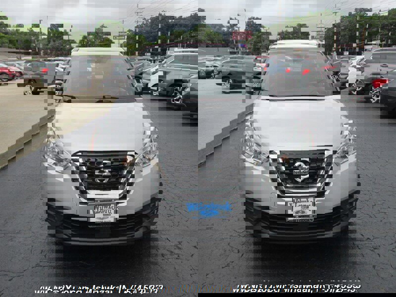 Used 2020 Nissan Kicks S image 2