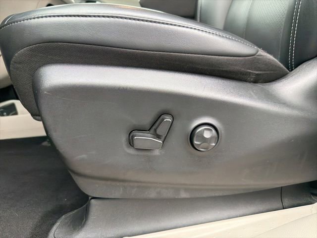 Used 2023 Chrysler Pacifica Touring-L FWD image 10