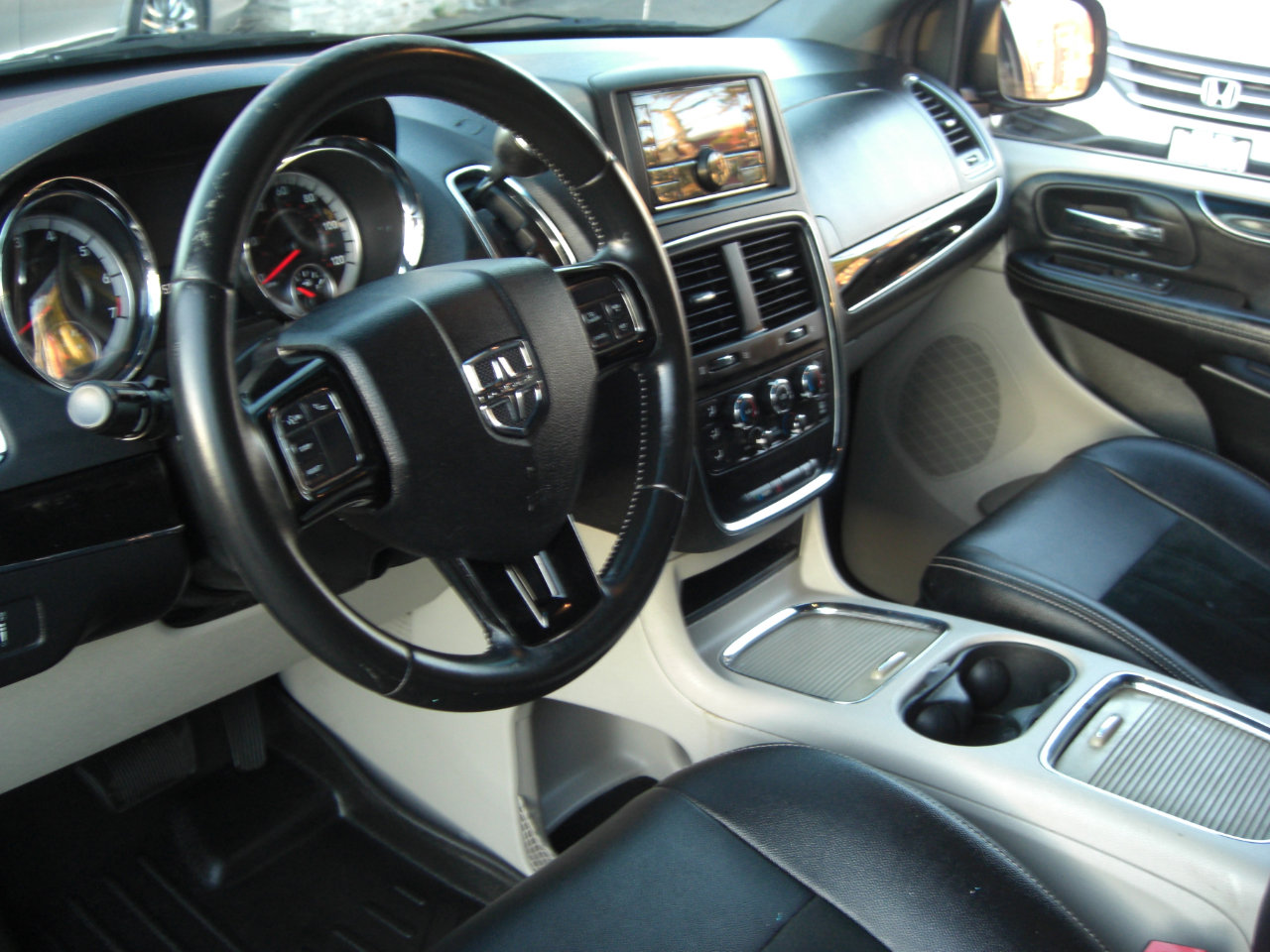 Used 2017 Dodge Grand Caravan SXT image 6