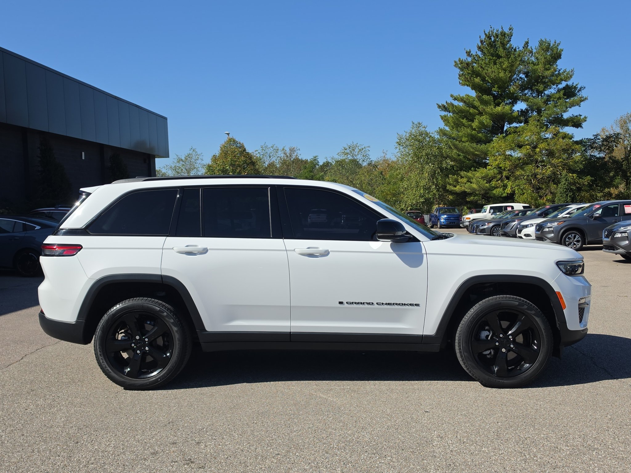 Used 2023 Jeep Grand Cherokee Limited w/ Black Appearance Package AWD/4WD image 8