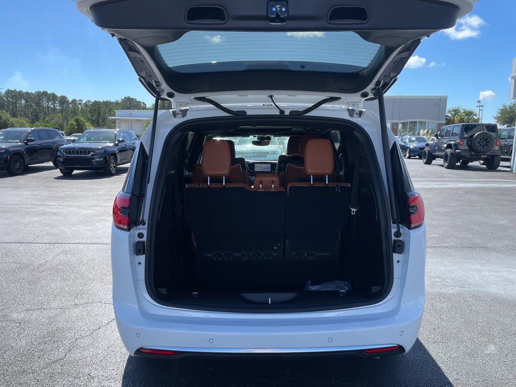 New 2026 Chrysler Pacifica Pinnacle image 12
