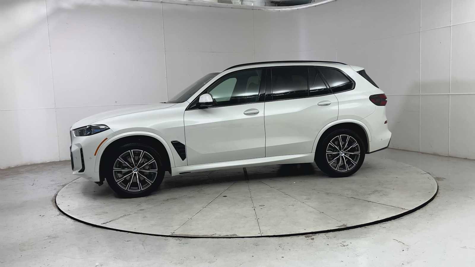 Used 2025 BMW X5 xDrive40i w/ M Sport Package image 5