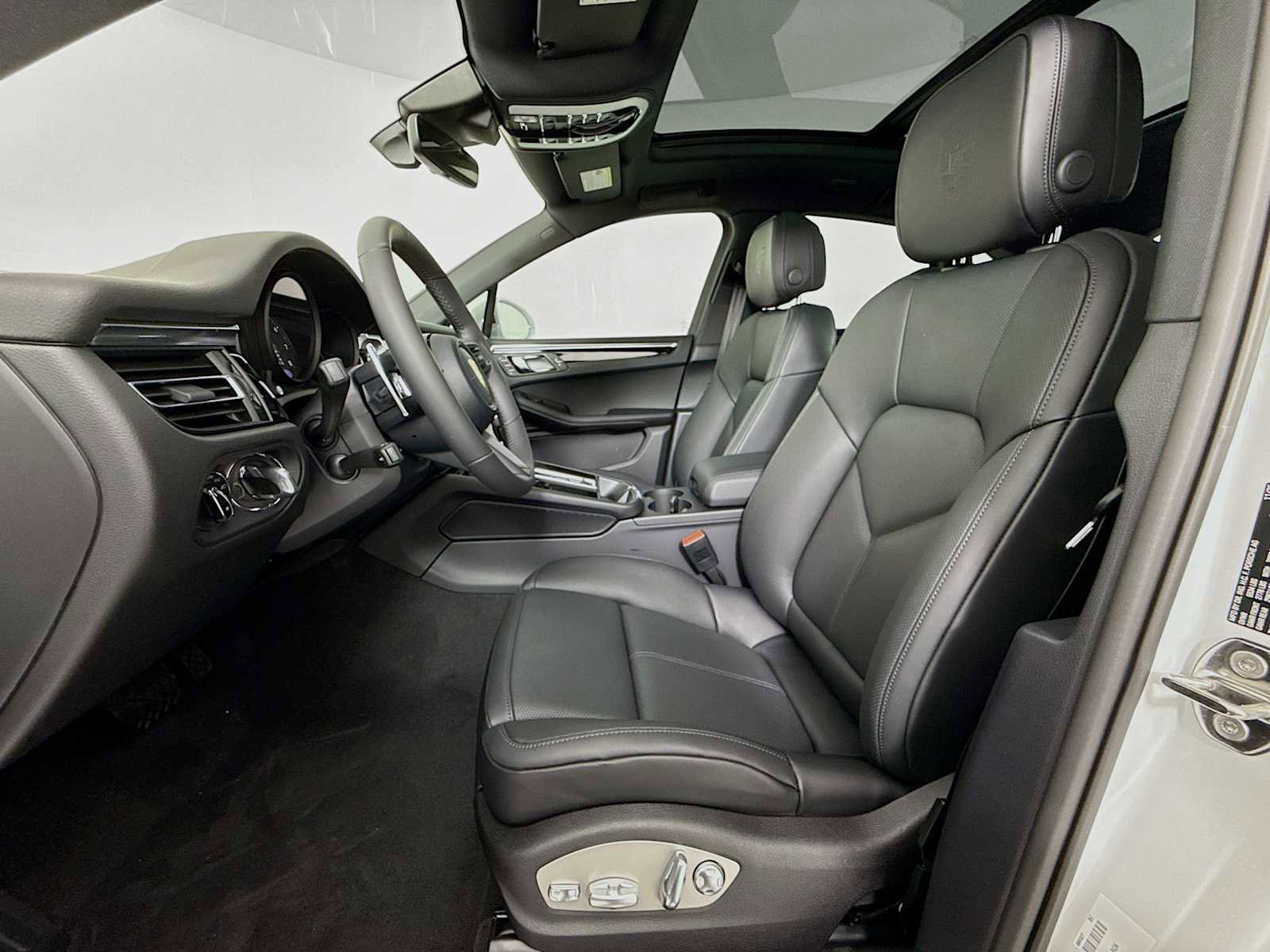 New 2026 Porsche Macan image 5