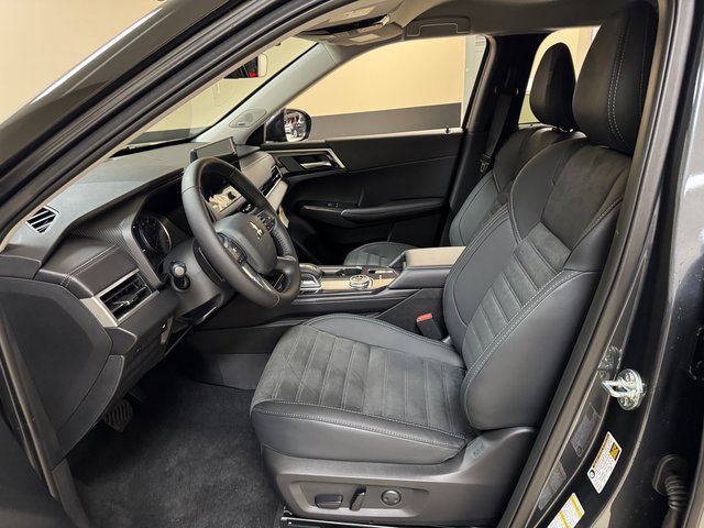 New 2025 Mitsubishi Outlander SE image 8