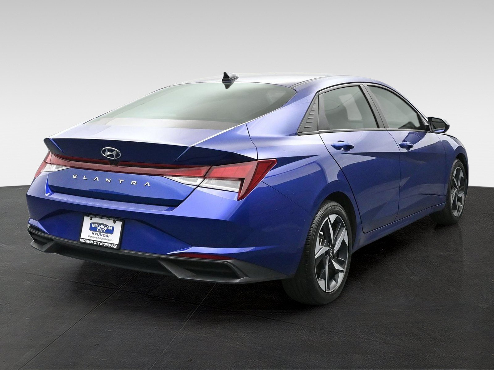Used 2023 Hyundai Elantra SEL w/ Convenience Package FWD image 4