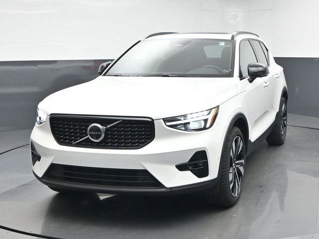 Used 2024 Volvo XC40 B5 Plus image 3
