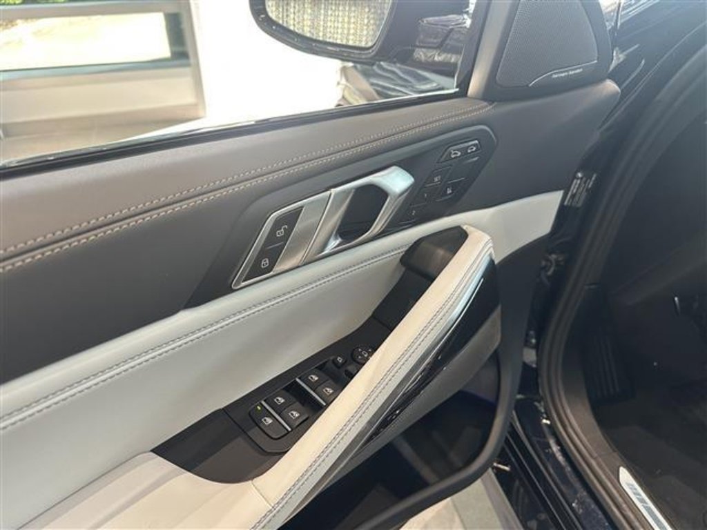 New 2026 BMW X6 xDrive40i w/ Climate Comfort Package image 11