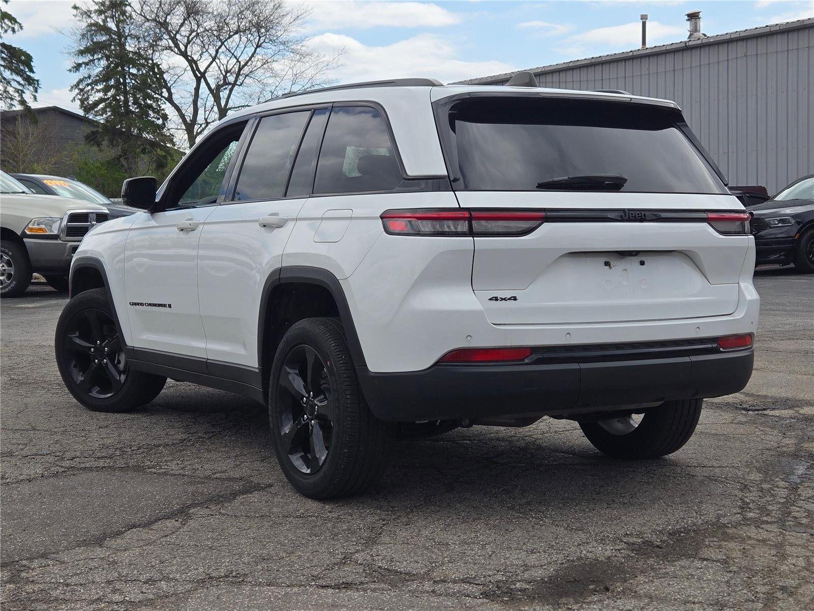Used 2023 Jeep Grand Cherokee Altitude AWD/4WD image 12