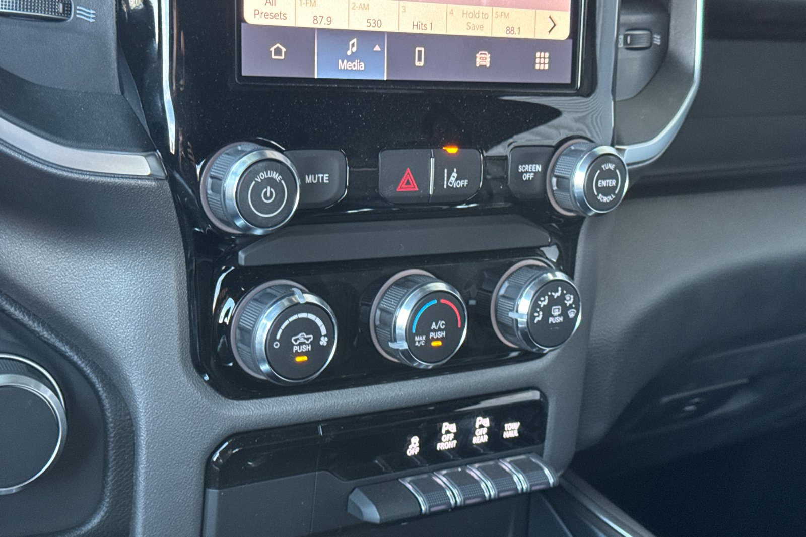 New 2026 RAM 1500 Express AWD/4WD image 18